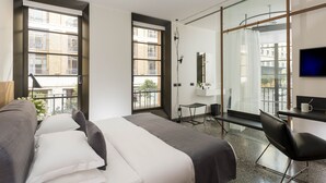 A modern hotel room with a large bed, a desk, a chair, and a TV. - Hotel Royal Bissolati (Rome)