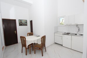 Dining - SENA Comfort One-Bedroom Apartment 4 (Rovinj)
