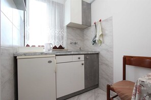 ثلاجة، موقد طهي مسطح، ماكينة لصنع ال�قهوة/الشاي، مستلزمات طهي/أطباق/أوعية