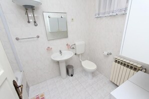 Secador de cabelo, toalhas de banho