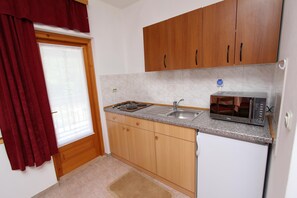 Kühlschrank, Mikrowelle, Wasserkocher mit Kaffee-/Teezubehör, Toaster