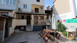 A residential building with a balcony, outdoor seating, and a garden area. - MARIZA Studio with Balcony (Rovinj)