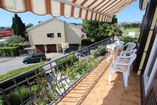 تناول الطعام بالخارج