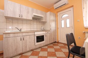 Kühlschrank, Ofen, Herdplatte, Wasserkocher mit Kaffee-/Teezubehör