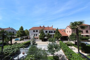 المنطقة المحيطة بالمنشأة