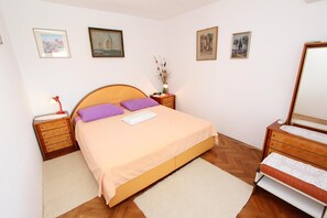1 habitación, tabla de planchar con plancha, wifi gratis y ropa de cama 