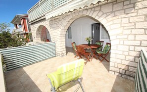 Outdoor dining - MONPELOSO One-Bedroom Apartment 2 (manji, dole) (Rovinj)