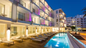 2 hồ bơi ngoài trời, mở cửa từ 9:00 đến 21:00, ghế dài tắm nắng