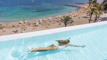 2 piscines extérieures, chaises longues