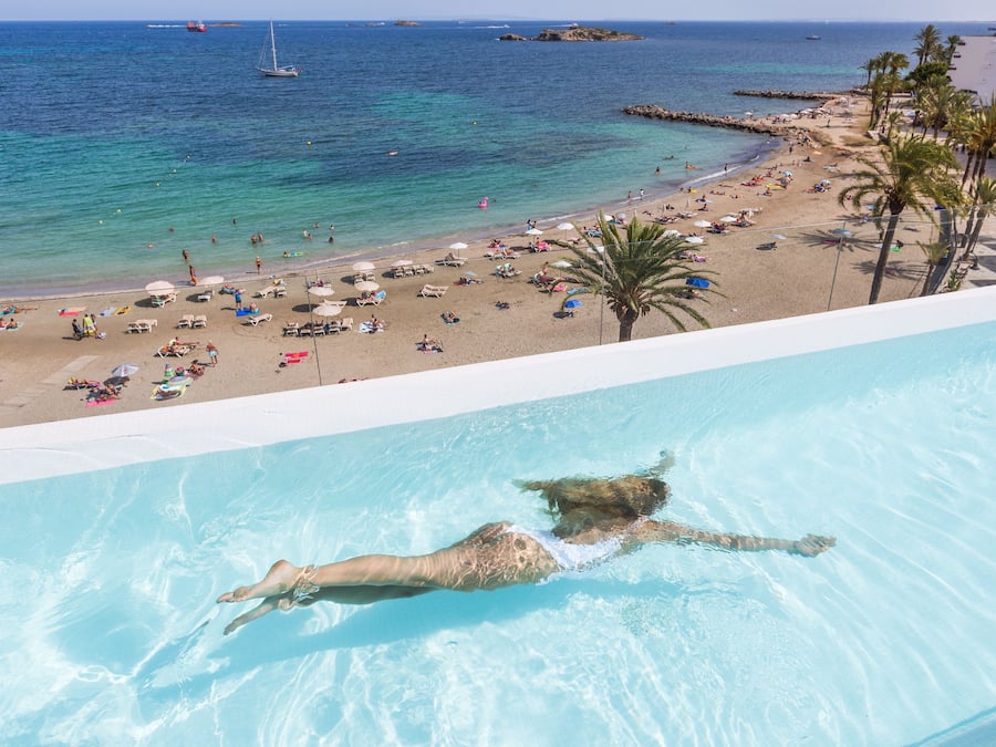 2 utendørsbassenger og solsenger