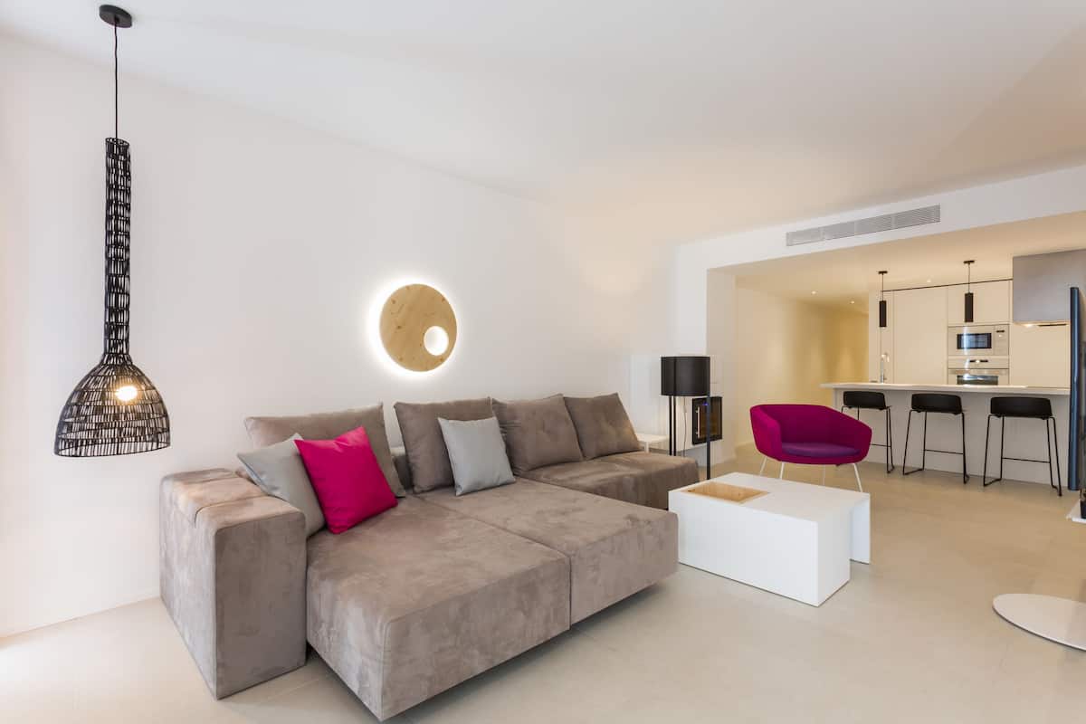 premium suite, pool access | living room | smart tv