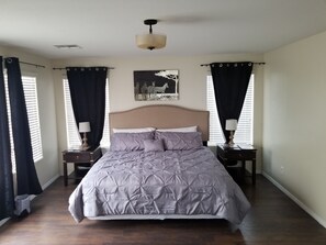 3 bedrooms, iron/ironing board, WiFi, bed sheets - Speedway 5 min, strip 15min. Mtn/train views (Las Vegas)