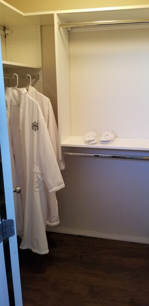 Interior - Speedway 5 min, strip 15min. Mtn/train views (Las Vegas)