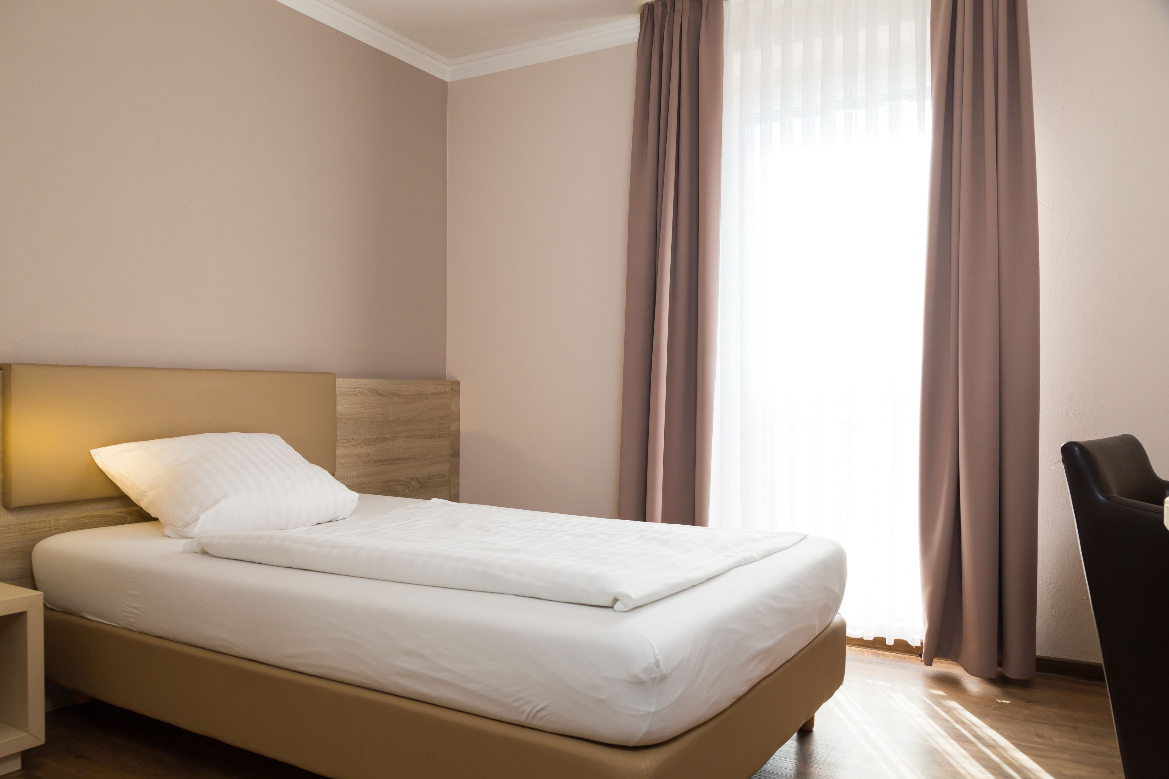 Einzelzimmer | Schreibtisch, laptopgeeigneter Arbeitsplatz, Bügeleisen/Bügelbrett