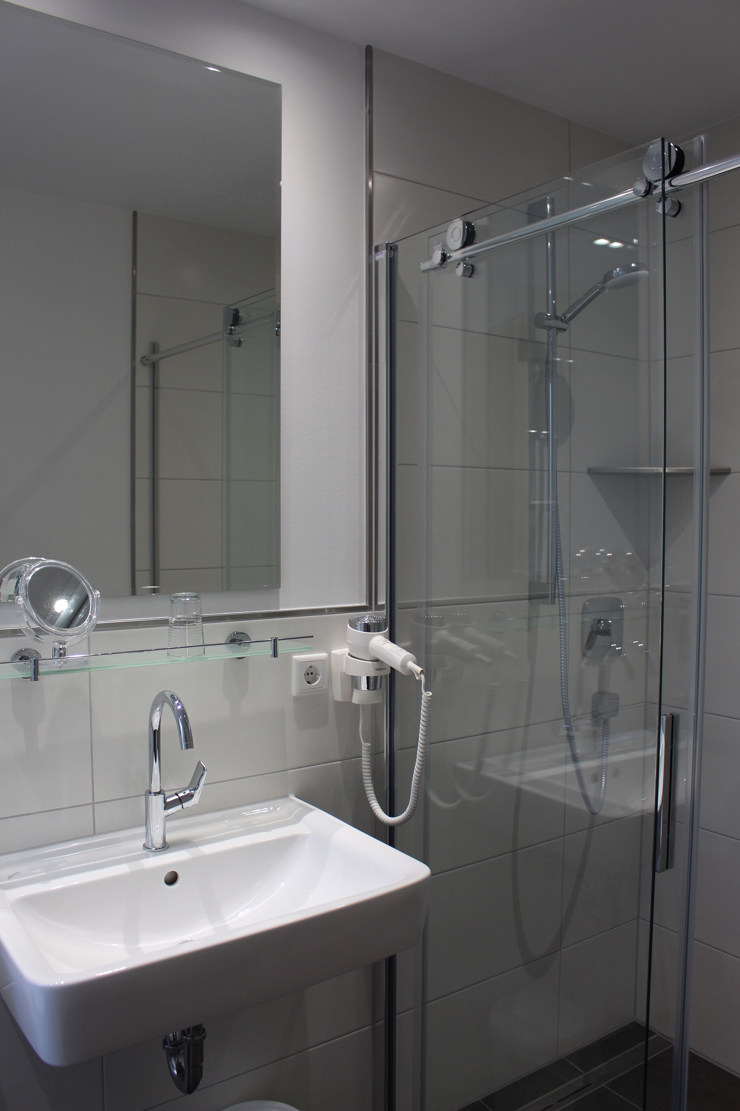 comfort single room | bathroom | shower, free toiletries, hair dryer