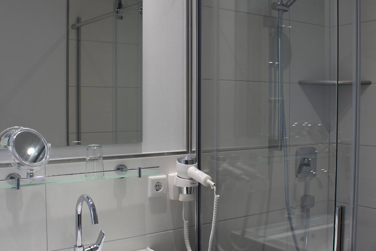 comfort single room | bathroom | shower, free toiletries, hair dryer