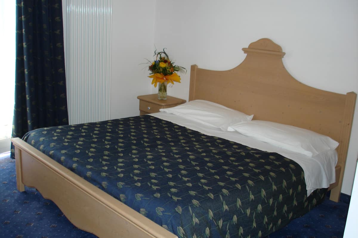 Double Room | In-room safe, desk, free WiFi, bed sheets