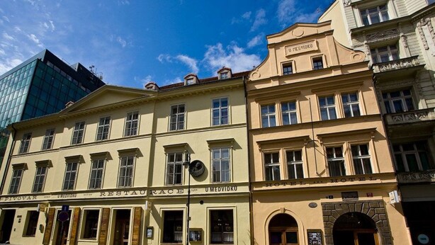 Un bâtiment historique abritant un restaurant au rez-de-chaussée et un hôtel aux étages supérieurs.