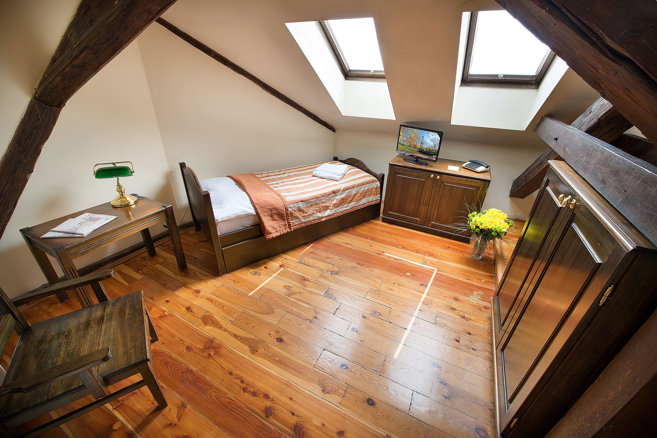 standard single room, 1 single bed | hypo-allergenic bedding, in-room safe, iron/ironing board, free wifi