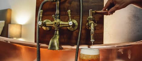 Beer room | Hypo-allergenic bedding, in-room safe, iron/ironing board, free WiFi