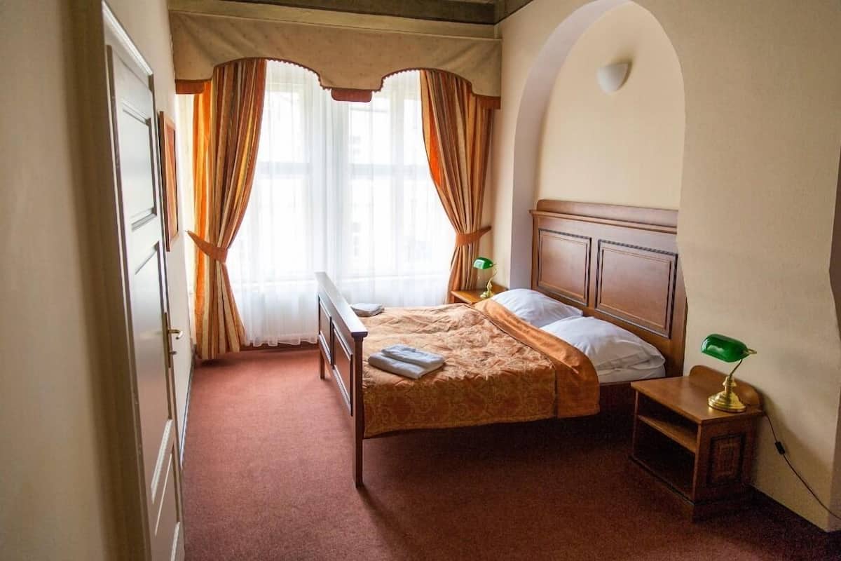 Hypo-allergenic bedding, in-room safe, iron/ironing board, free WiFi