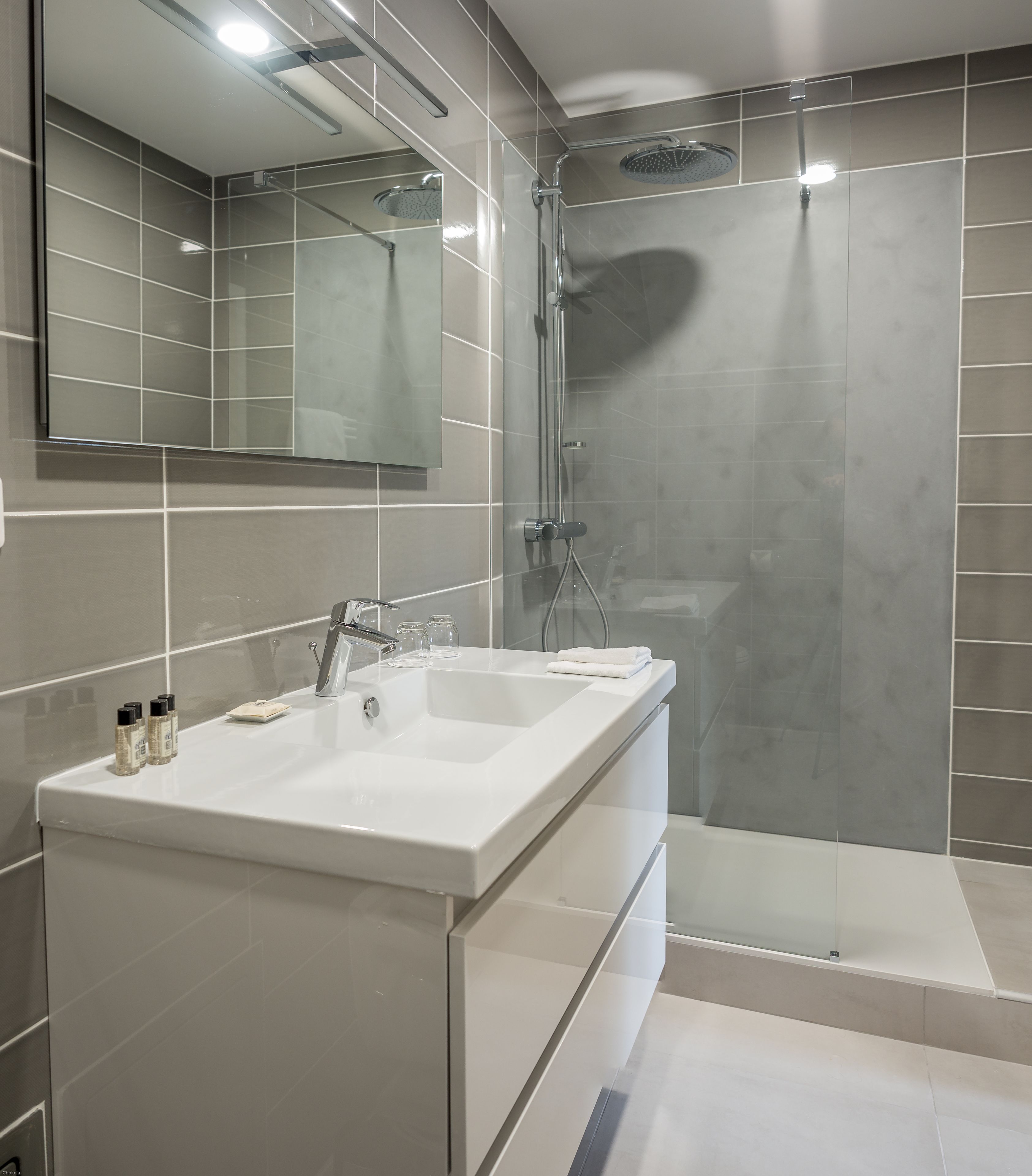 family room, annex building | bathroom | deep-soaking bathtub, rainfall showerhead, free toiletries, hair dryer