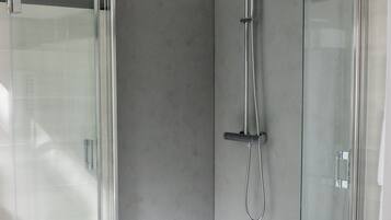 Deluxe Room, Accessible, Park View | Bathroom | Deep-soaking bathtub, rainfall showerhead, free toiletries, hair dryer