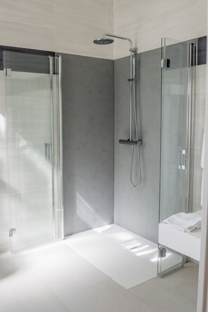 Deluxe Room, Accessible, Park View | Bathroom - Hôtel Château de la Marlière (Fourmies)
