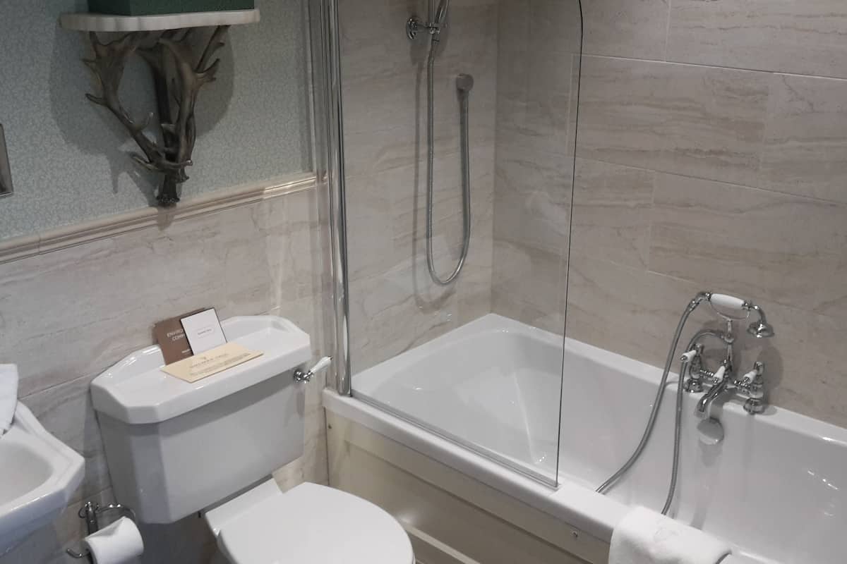 deluxe double room | bathroom | bathrobes, slippers, towels