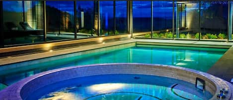 Una piscina cubierta, tumbonas