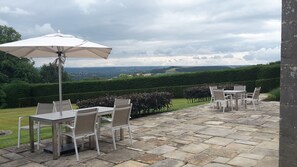 Outdoor dining - Walwick Hall (Hexham)