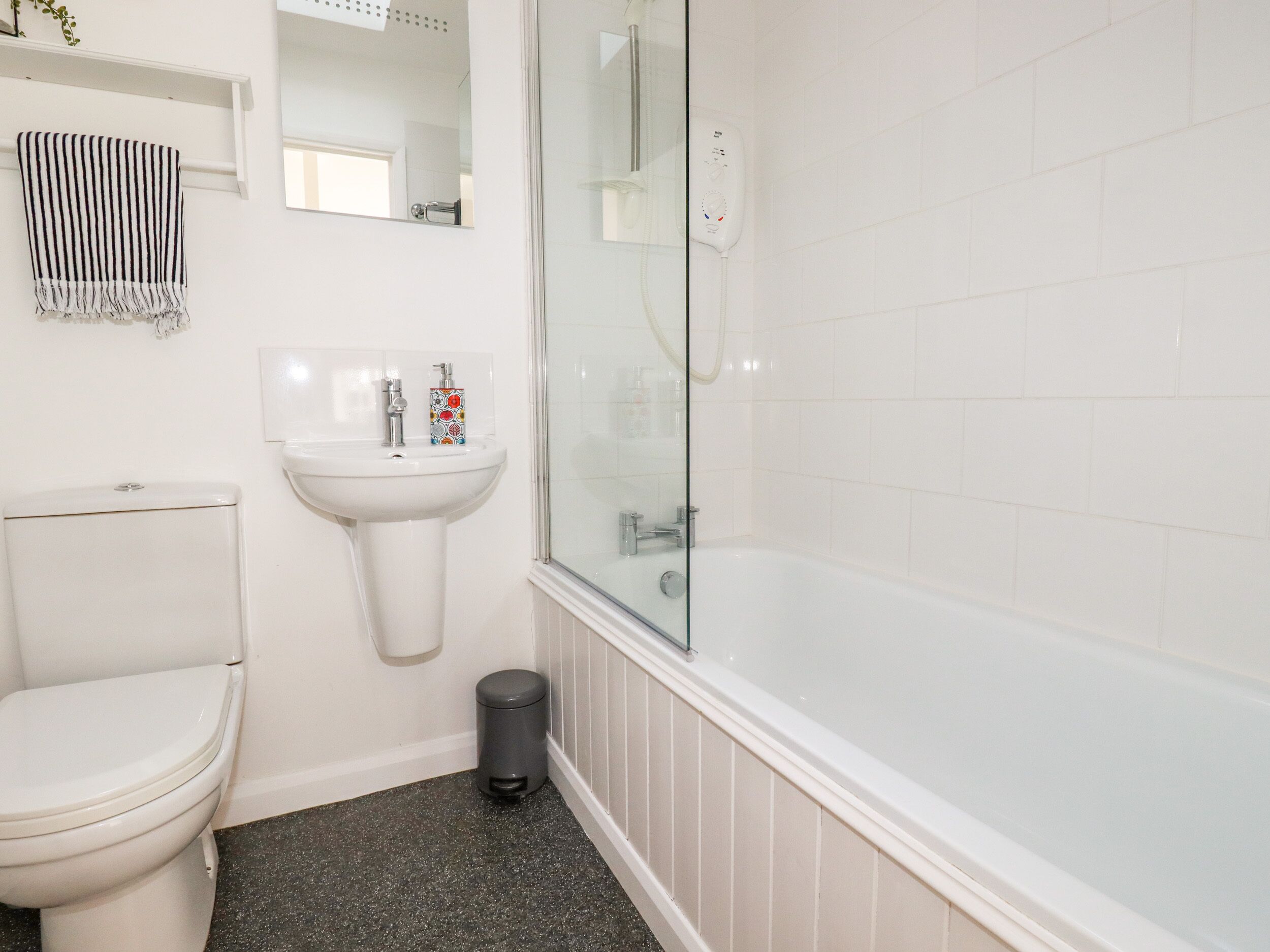 A bathroom with a toilet, sink, and bathtub.