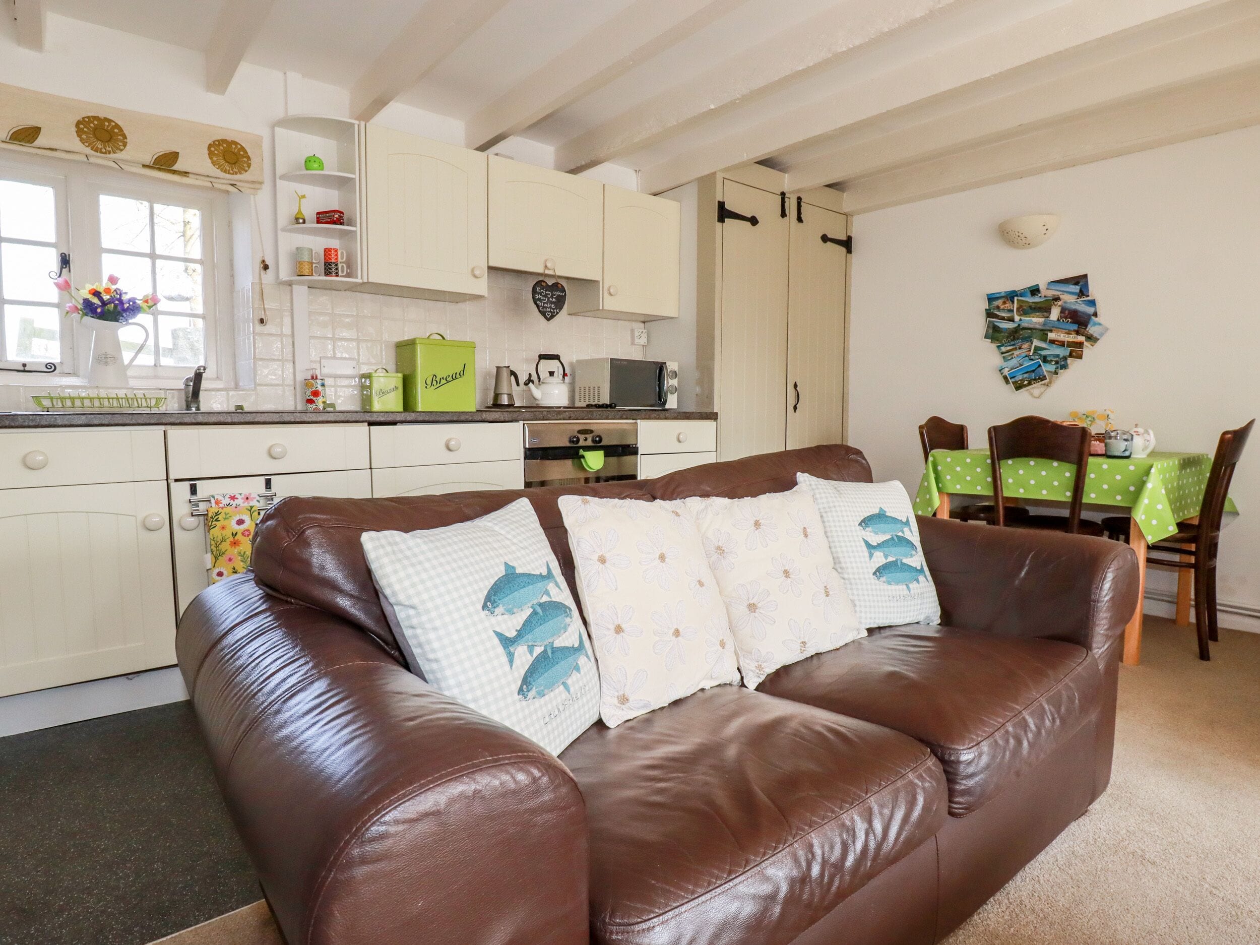 Cottage | Living room | DVD player
