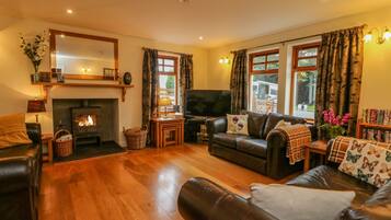 Cottage | Living area | TV