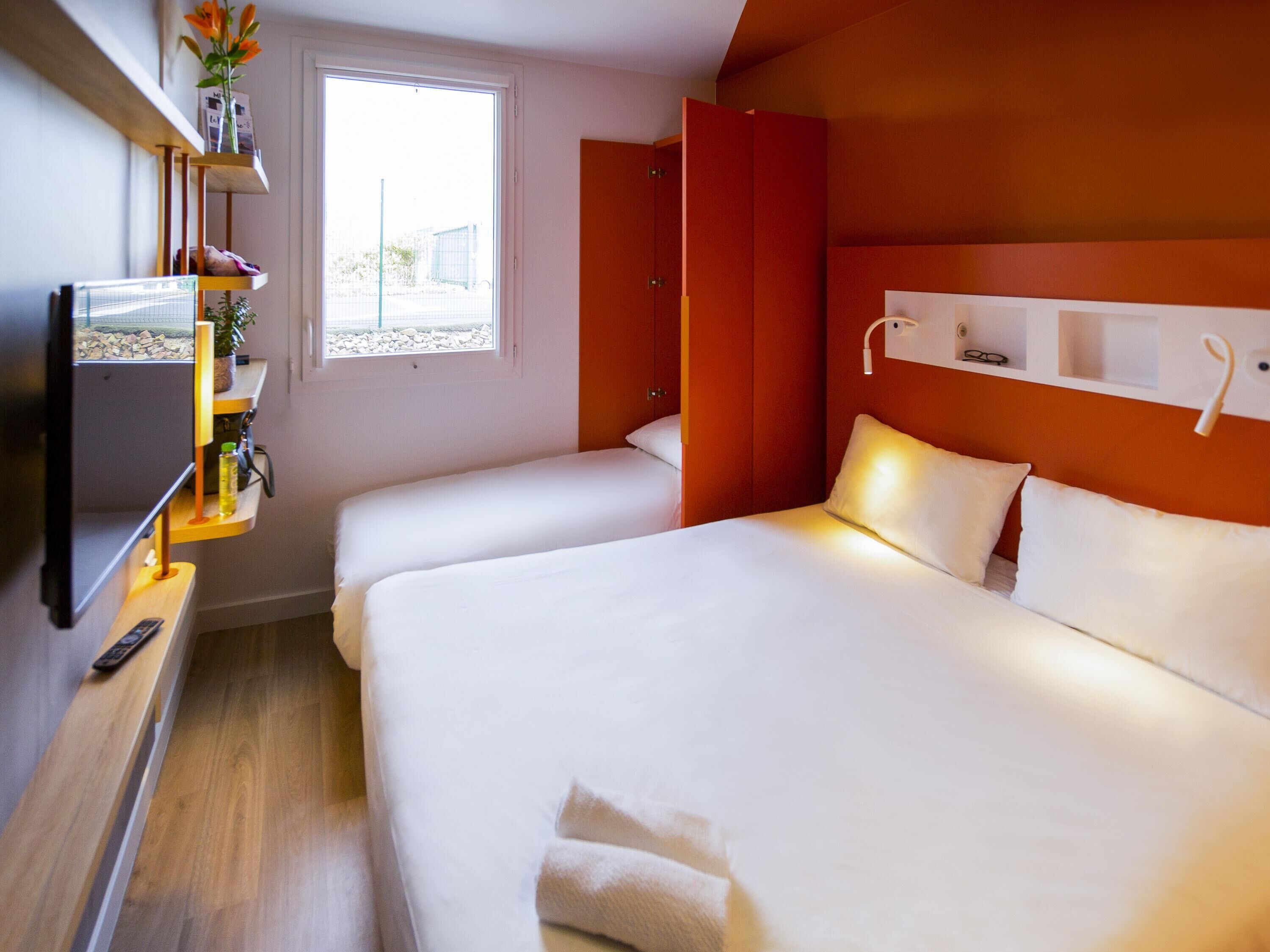 Habitación triple, varias camas | Escritorio, sistema de insonorización, camas supletorias gratuitas