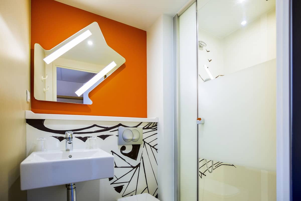 desk, soundproofing, free rollaway beds, free wifi