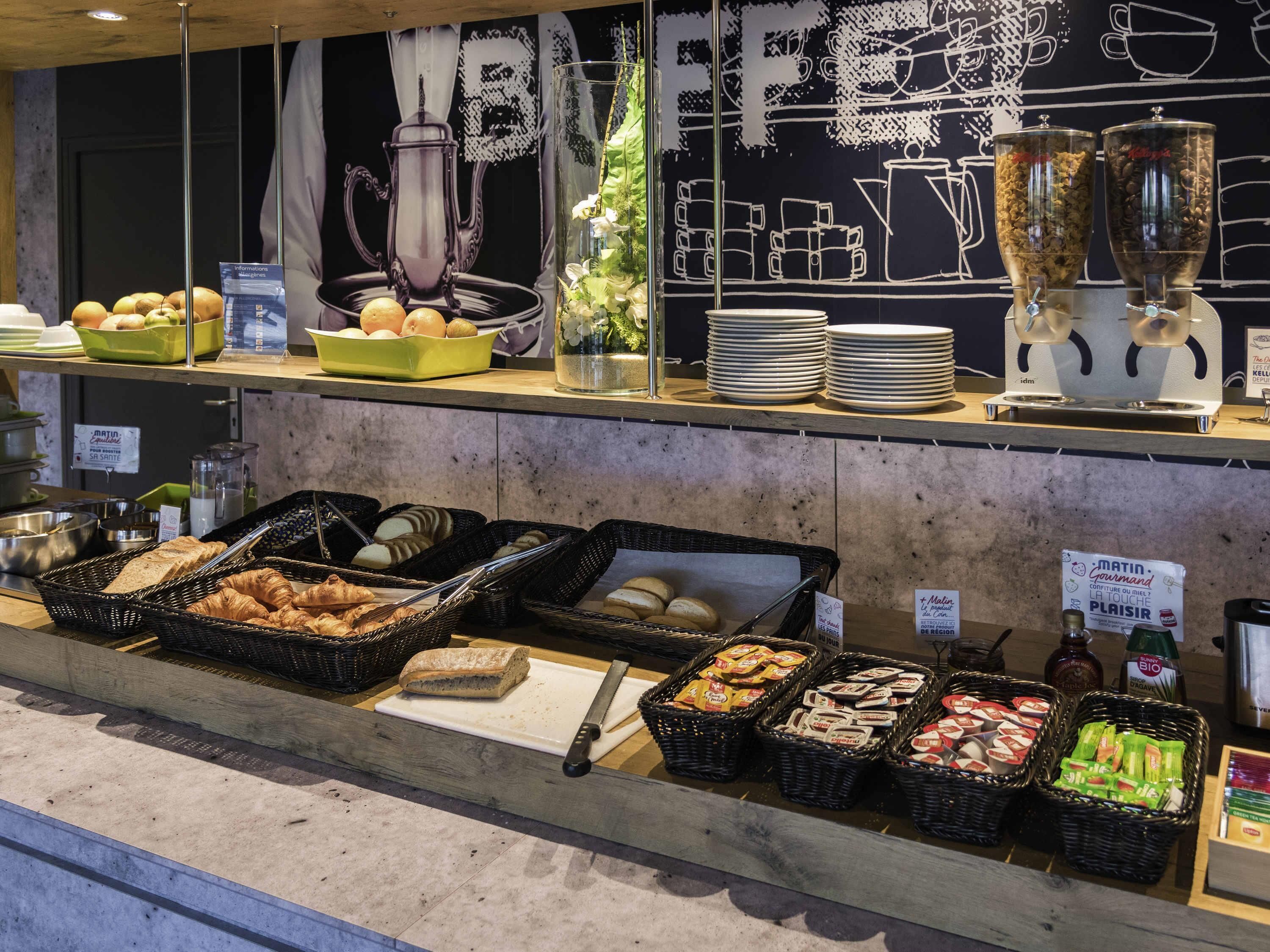 Buffet breakfast for a fee on weekdays