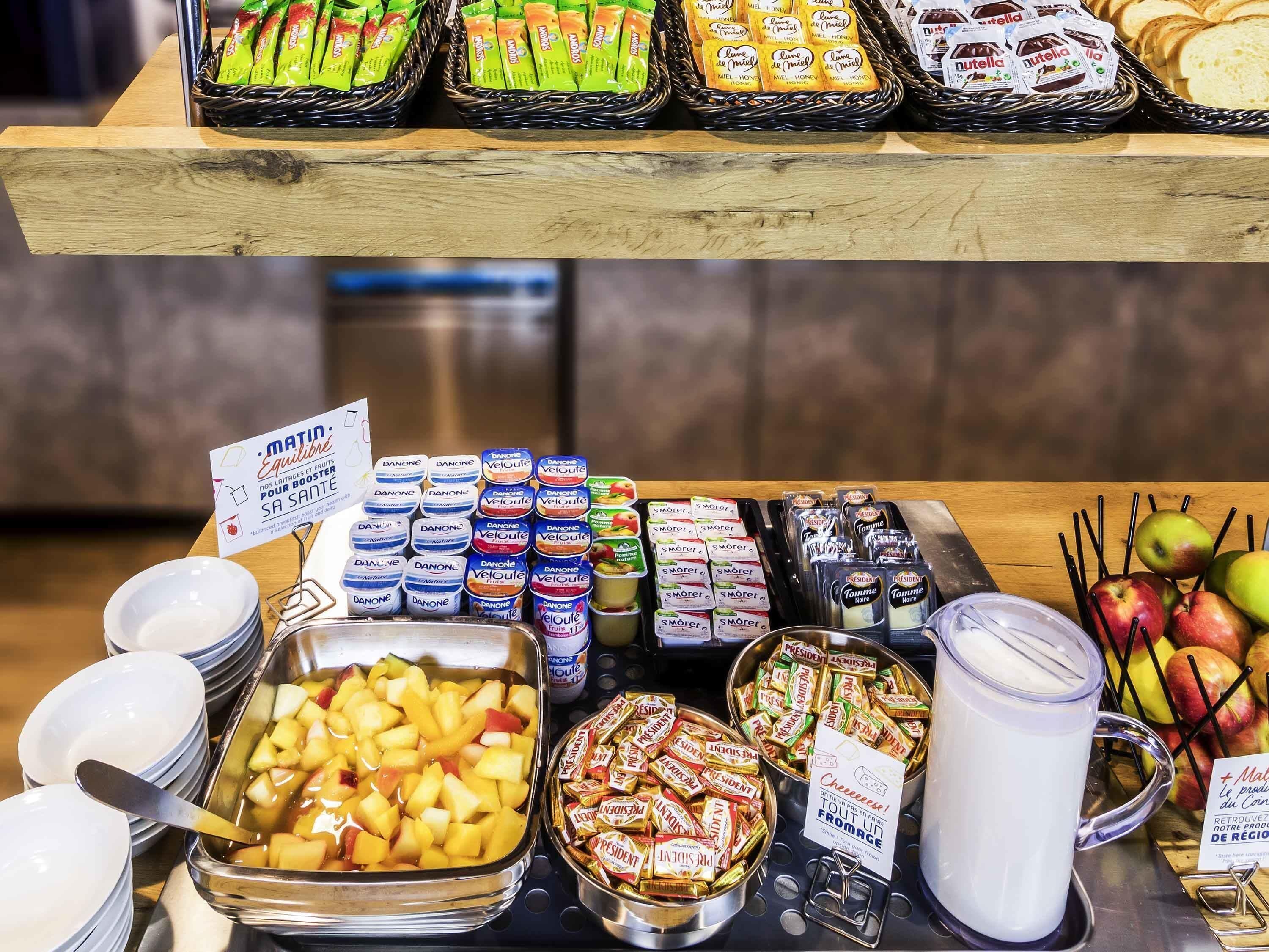 Buffet breakfast for a fee on weekdays