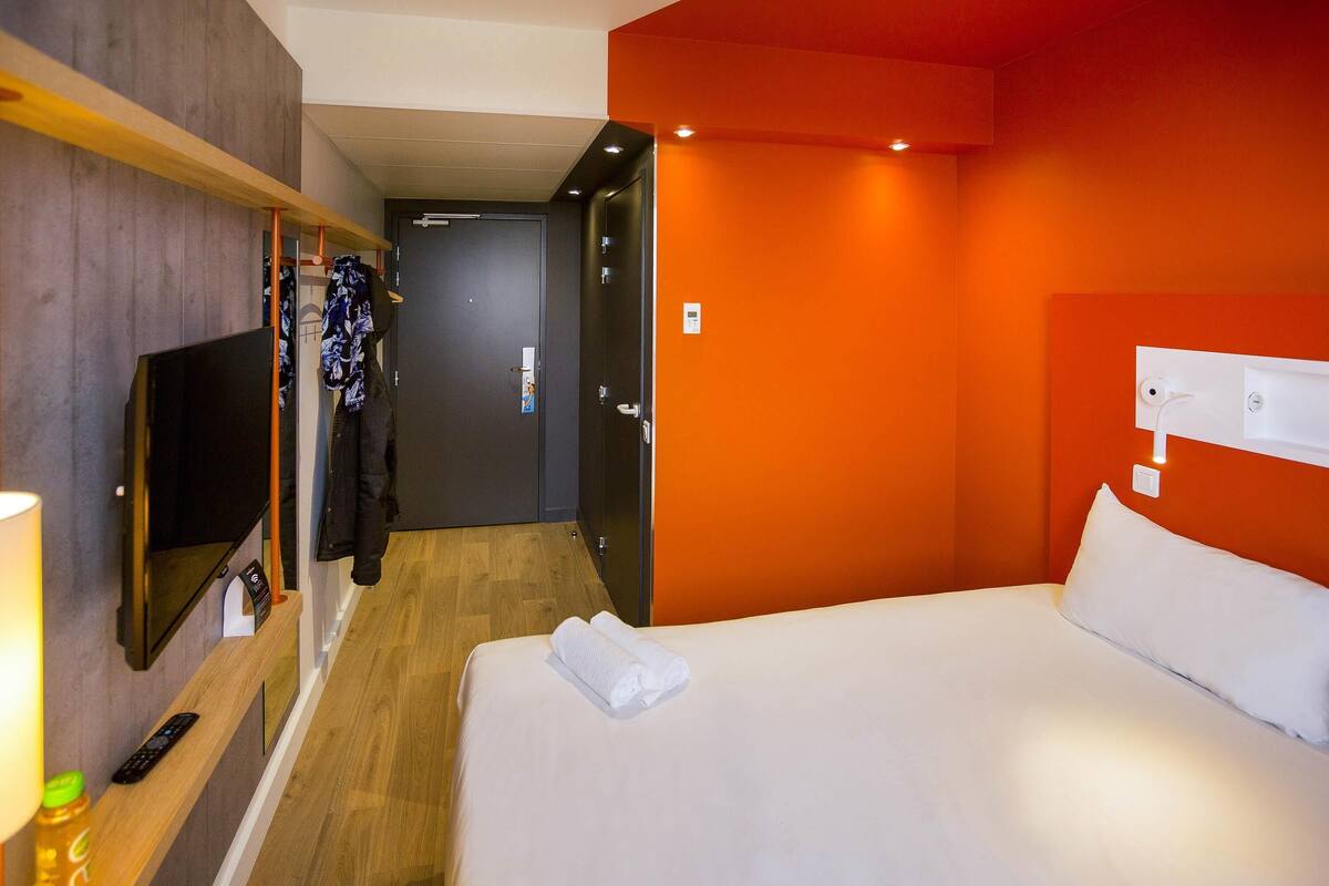 desk, soundproofing, free rollaway beds, free wifi