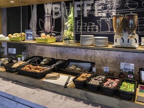 Frukostbuffé varje dag (EUR 9.90 per person)