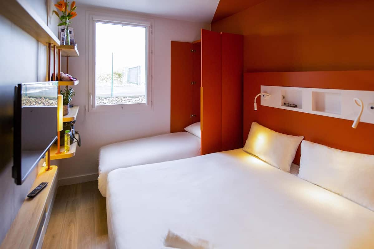 Triple Room, Multiple Beds | Desk, soundproofing, free rollaway beds, free WiFi