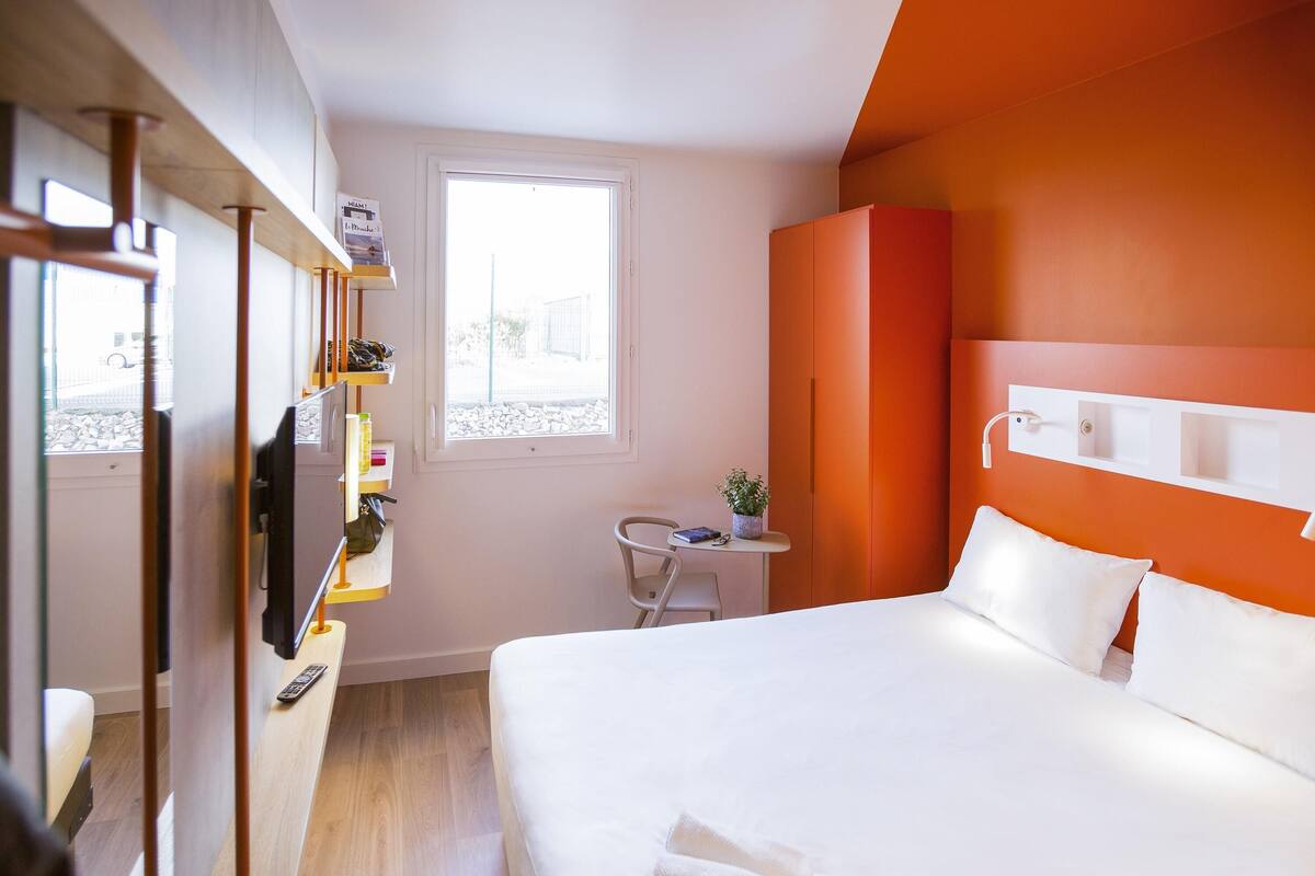 Triple Room, Multiple Beds | Desk, soundproofing, free rollaway beds, free WiFi