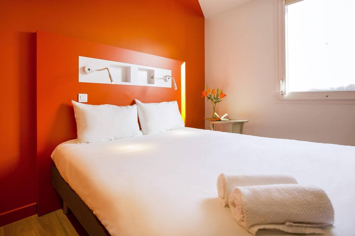 desk, soundproofing, free rollaway beds, free wifi