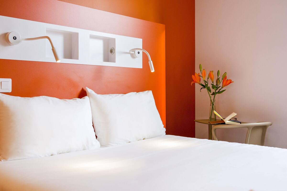 double room | desk, soundproofing, free rollaway beds, free wifi