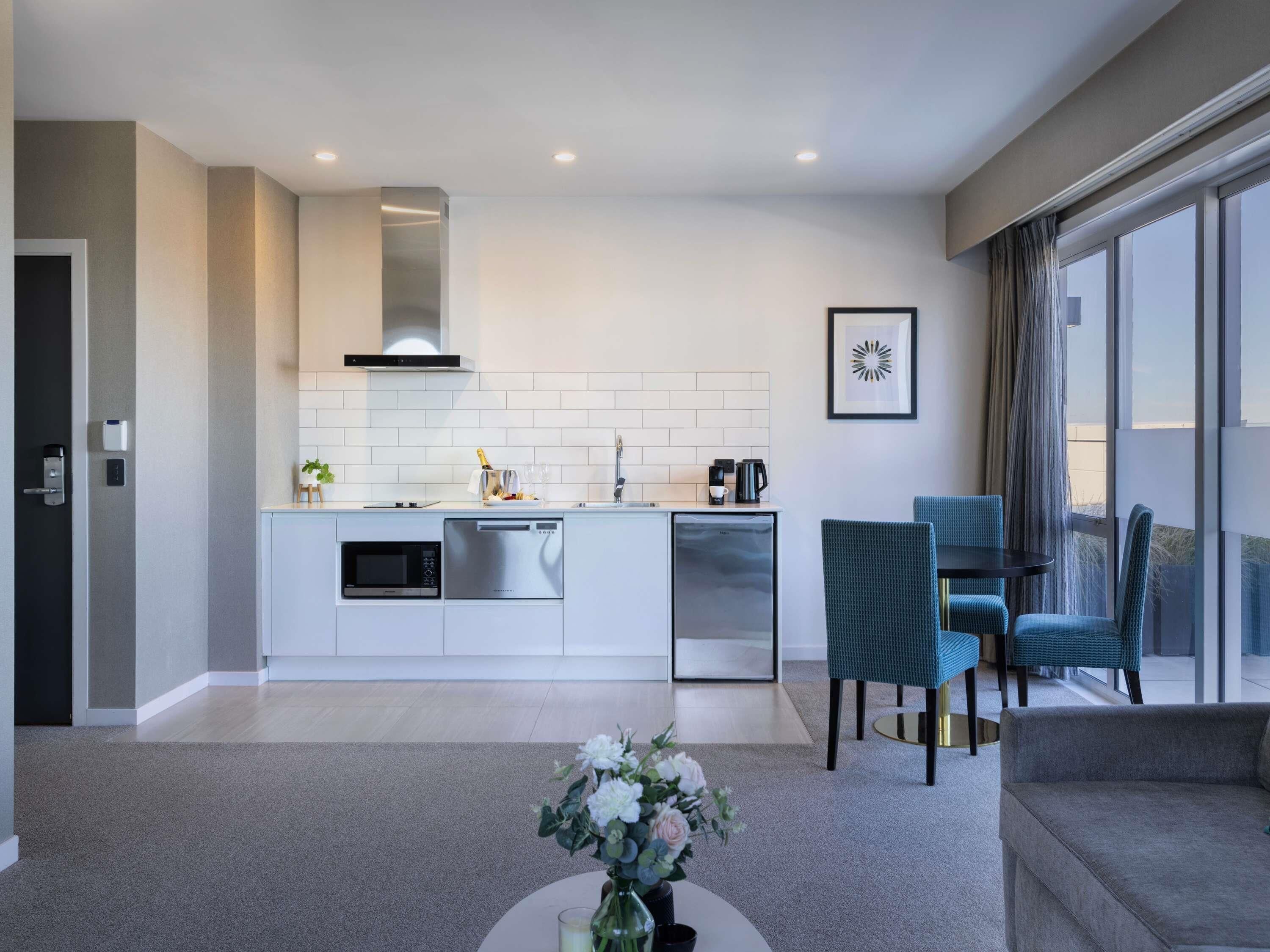 خزنة داخل الغرفة ومكتب ومساحة عمل للكمبيوتر المحمول وتجهيزات عازلة للص وت