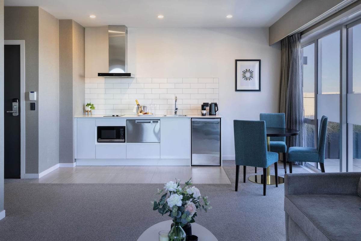 Suite Junior, 1 trĂšs grand lit, balcon | Coffre-fort, bureau, espace de travail pour ordinateurs portables