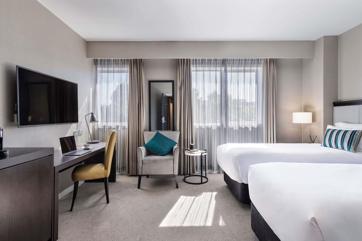 Habitació superior, 2 llits individuals | 1 dormitori, caixa forta a l'habitació i escriptori