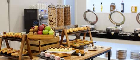 Petit déjeuner complet (37 NZD par personne)