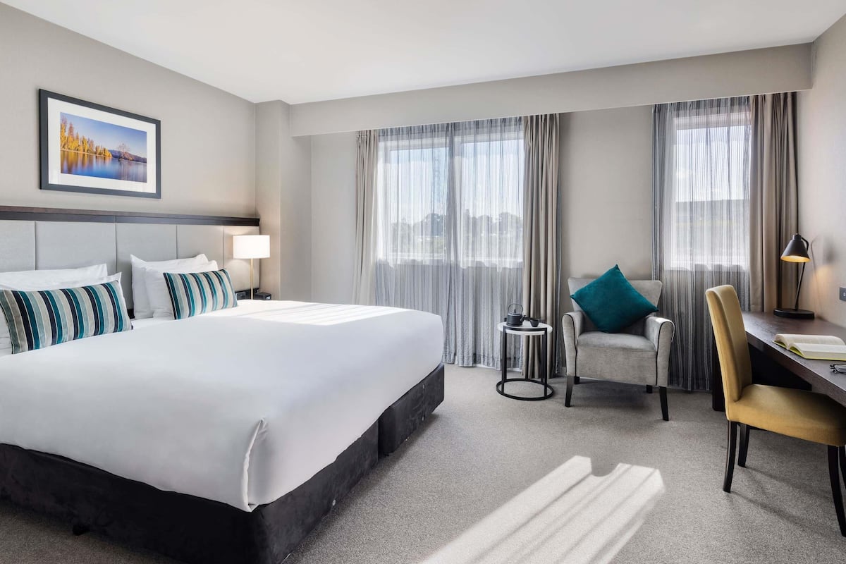 Habitación superior, 1 cama King size | Caja de seguridad en la habitación y escritorio