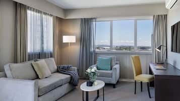 Deluxe Apartment, 1 King Bed | In-room safe, desk, laptop workspace, soundproofing